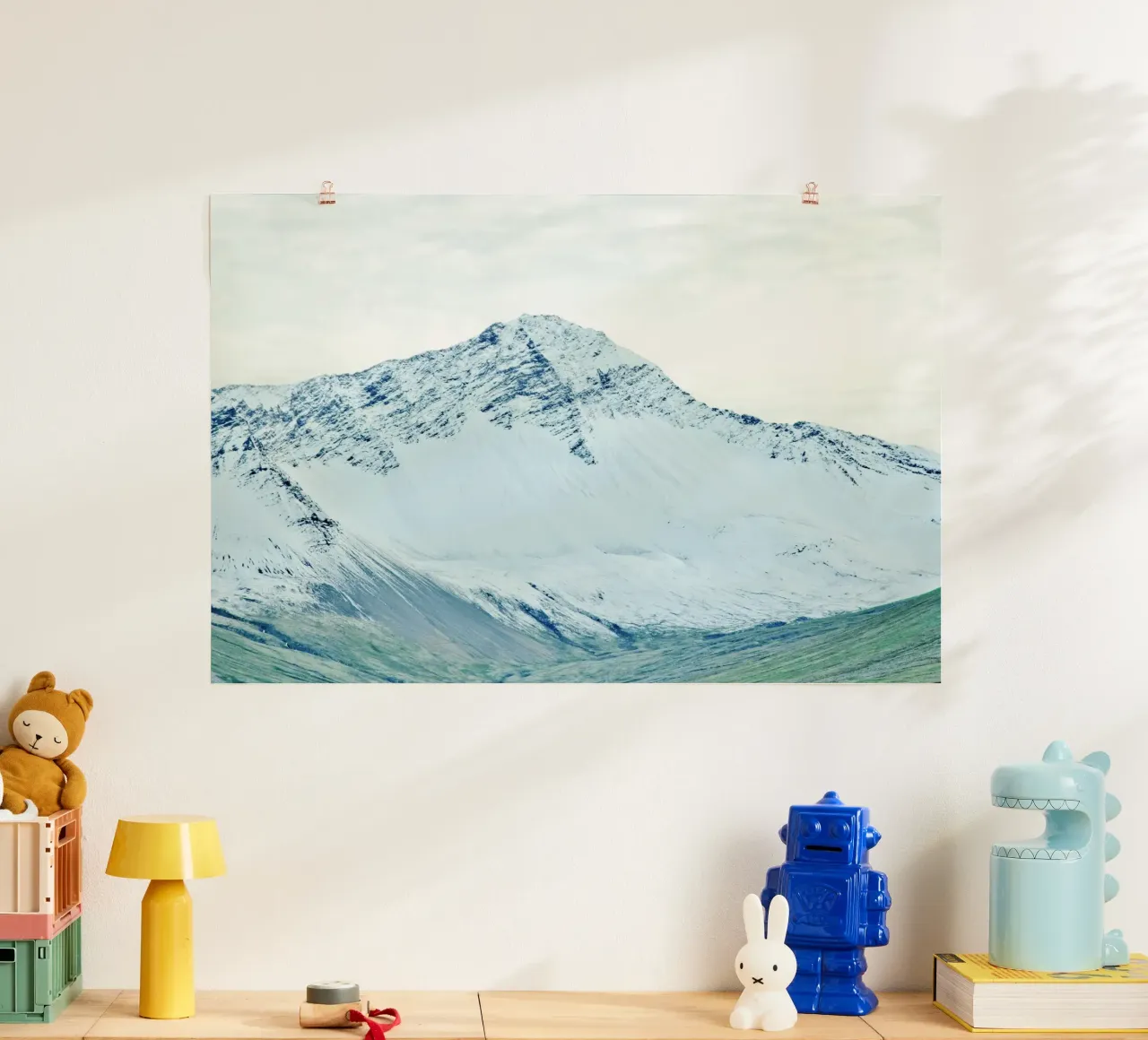 Islanda Montagna di neve poster con telaio in legno da KISSA STUDIO