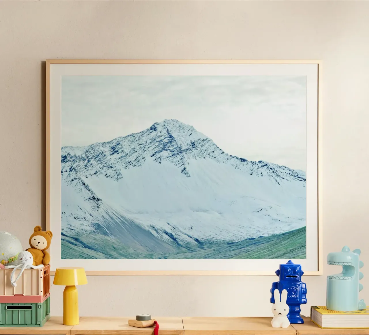 Islanda Montagna di neve poster con telaio in legno da KISSA STUDIO