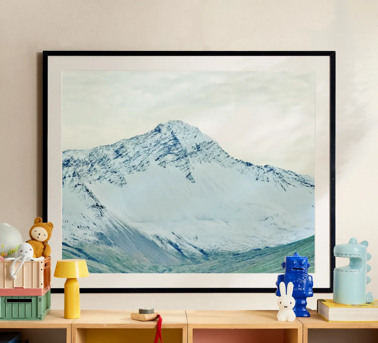 Islanda Montagna di neve poster con telaio in legno da KISSA STUDIO