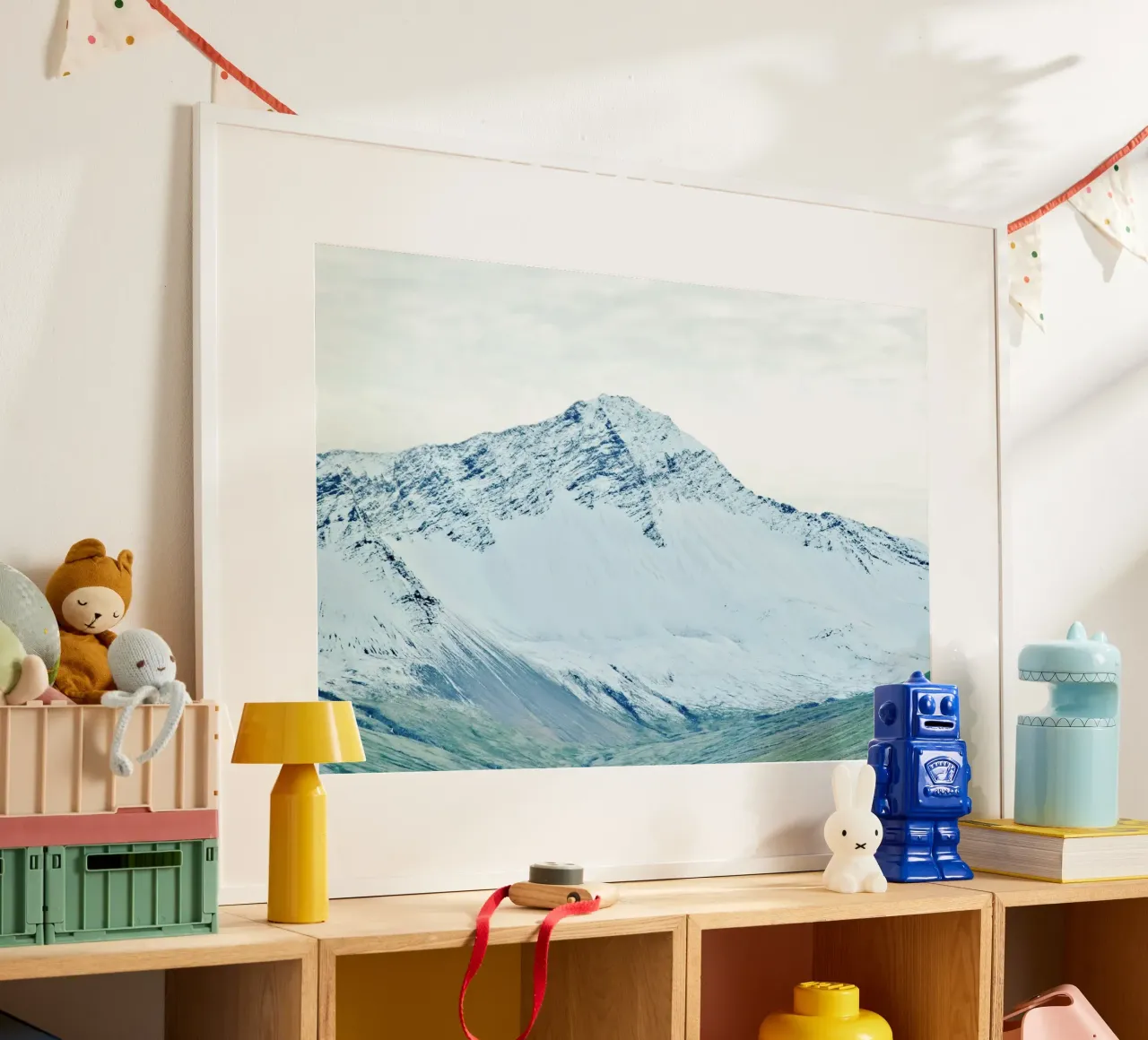 Islanda Montagna di neve poster con telaio in legno da KISSA STUDIO