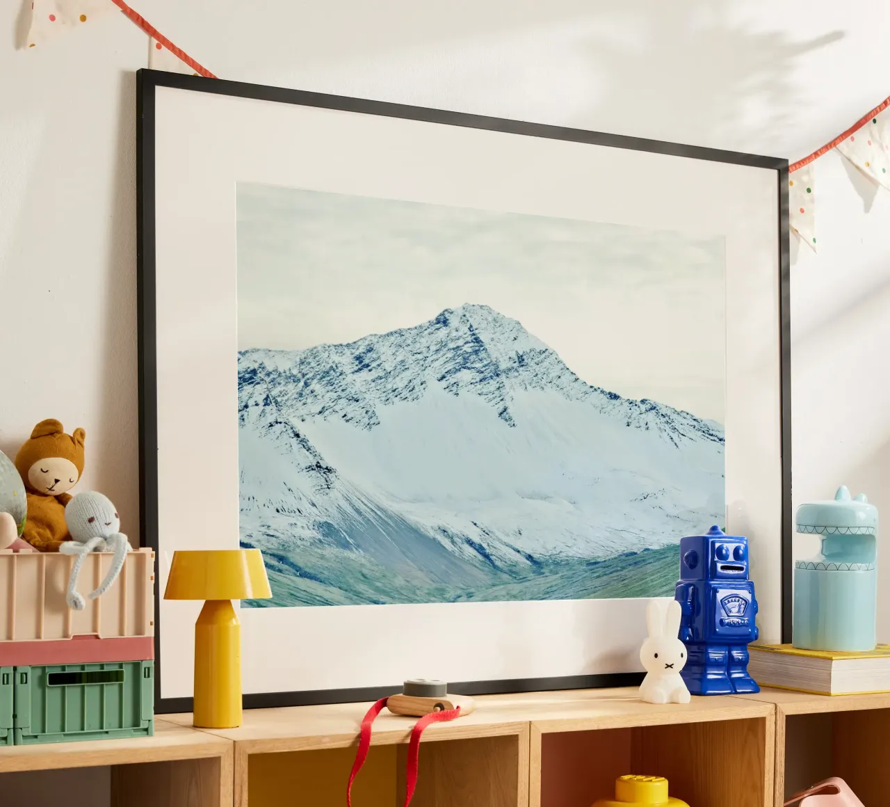 Islanda Montagna di neve poster con telaio in legno da KISSA STUDIO