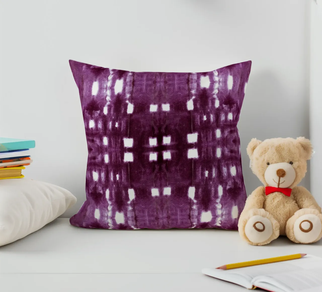Borgogna Shibori City cuscino da Nina May Design Studio