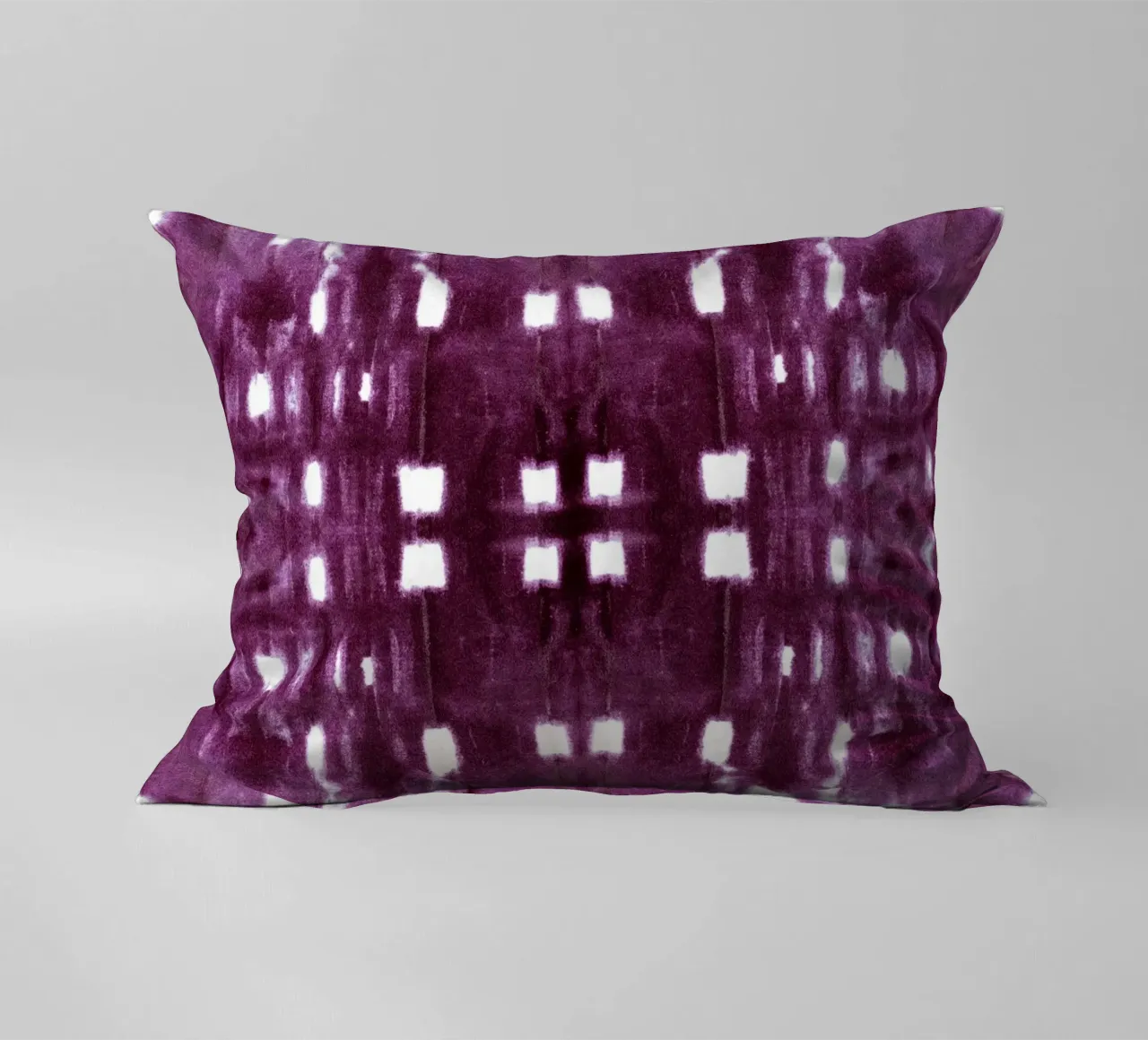 Borgogna Shibori City cuscino da Nina May Design Studio