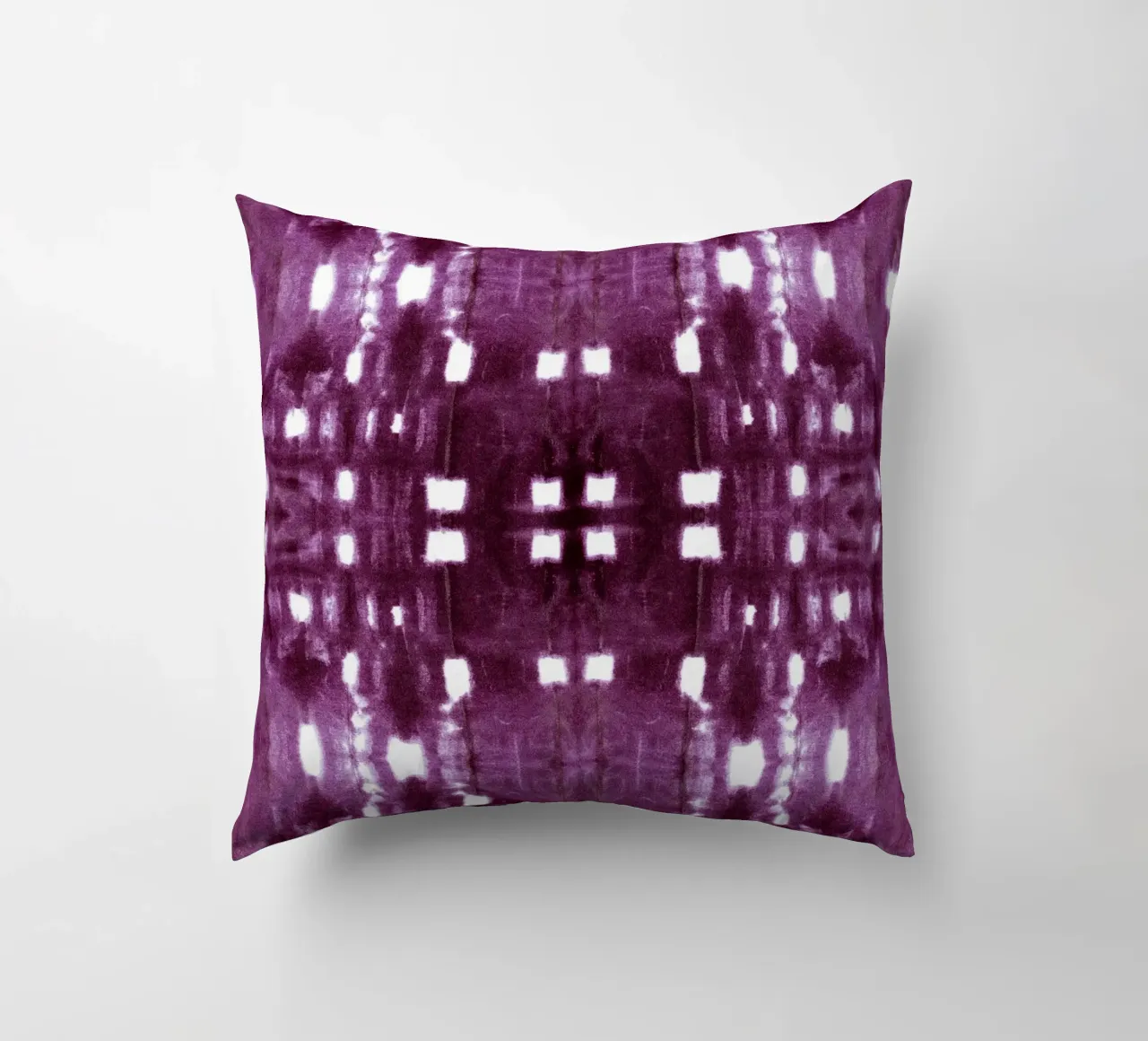Borgogna Shibori City cuscino da Nina May Design Studio