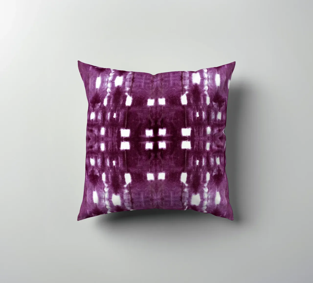 Borgogna Shibori City cuscino da Nina May Design Studio