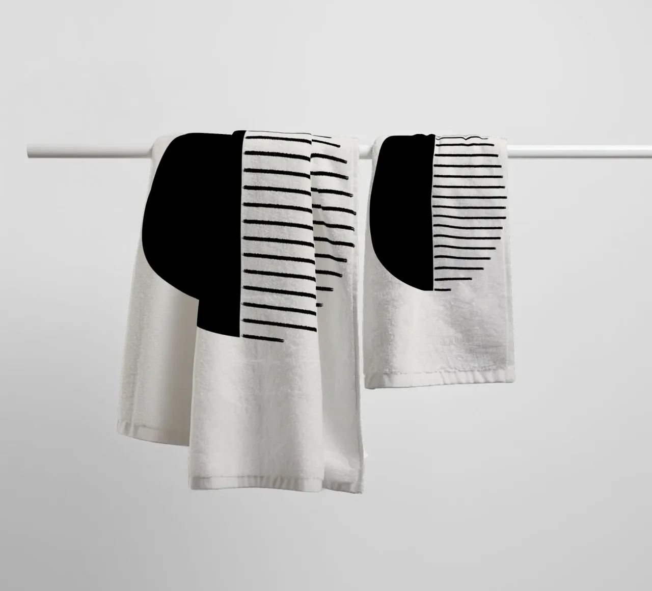 Minimalist geometric artwork with lines and circles in black serviette de bain de Imaginative