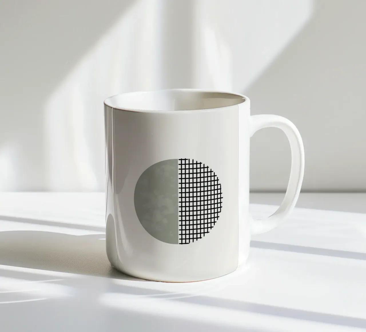 Minimalist geometric artwork lines and circles in sage green keramische mok van Imaginative