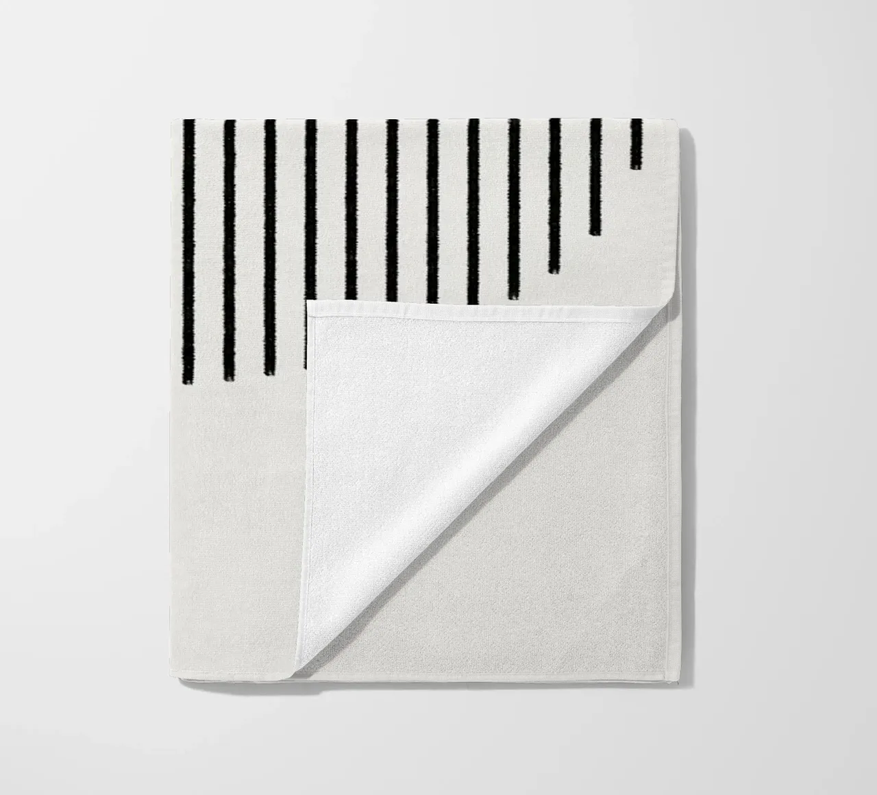 Minimalist artwork with a round shape and black lines strandhanddoek van Imaginative
