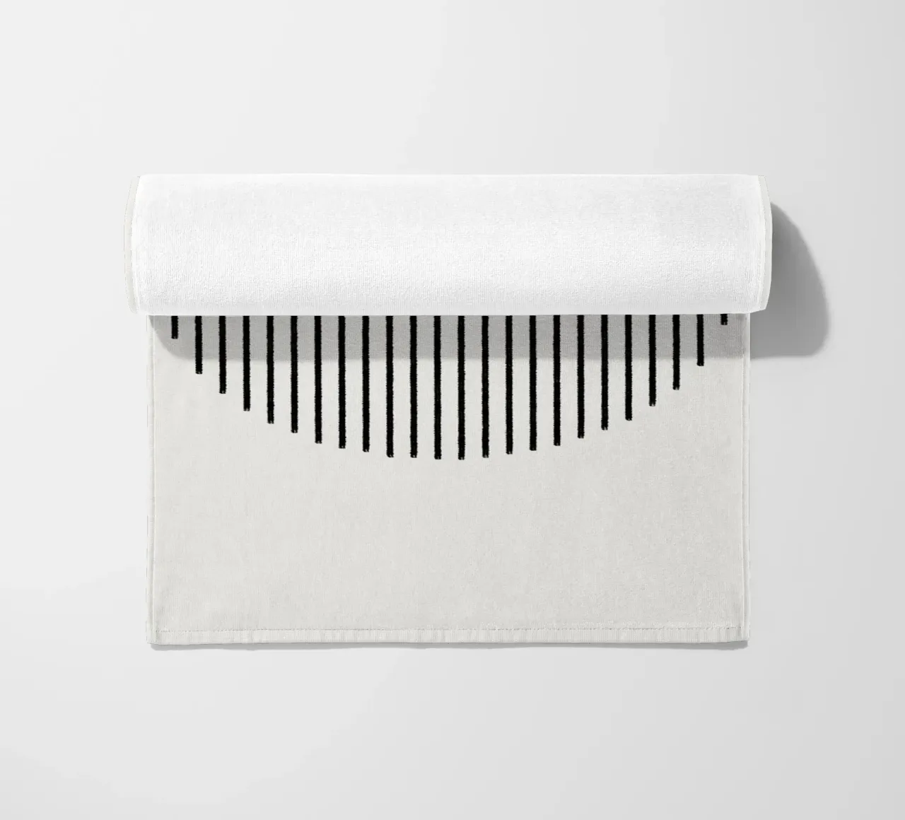 Minimalist artwork with a round shape and black lines strandhanddoek van Imaginative