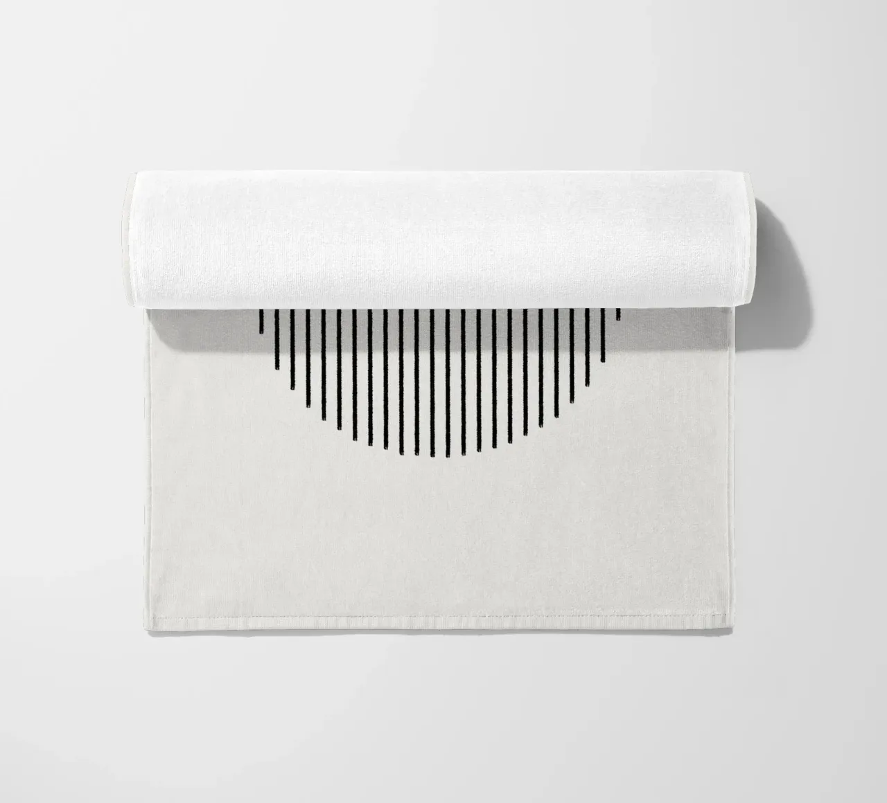 Minimalist artwork with a round shape and black lines strandhanddoek van Imaginative