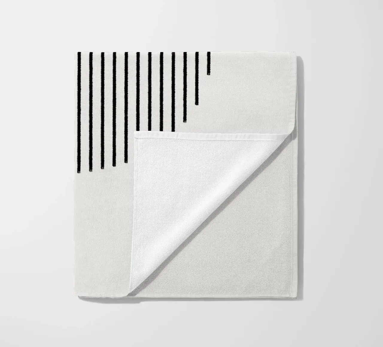 Minimalist artwork with a round shape and black lines strandhanddoek van Imaginative