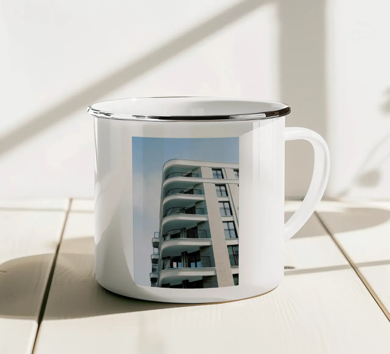 The House On The Corner tazza in smalto da Sebastian Hilgetag