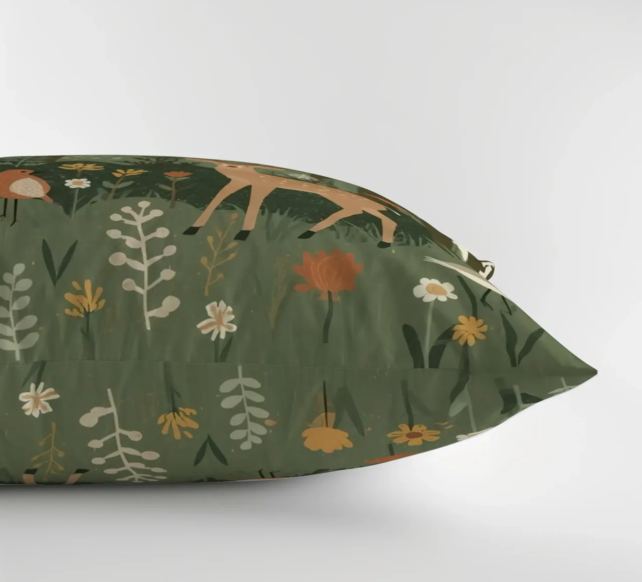 un cervo, uccelli e varie piante in una foresta con alberi ad alto fusto cuscino da DesignDoodle