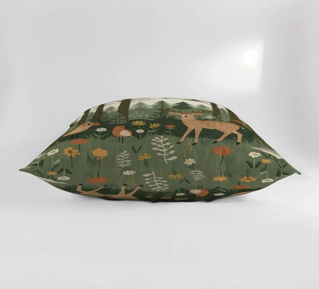 ein Reh, Vögel und verschiedene Pflanzen in einem Wald mit hohen Bäumen Kissen von DesignDoodle