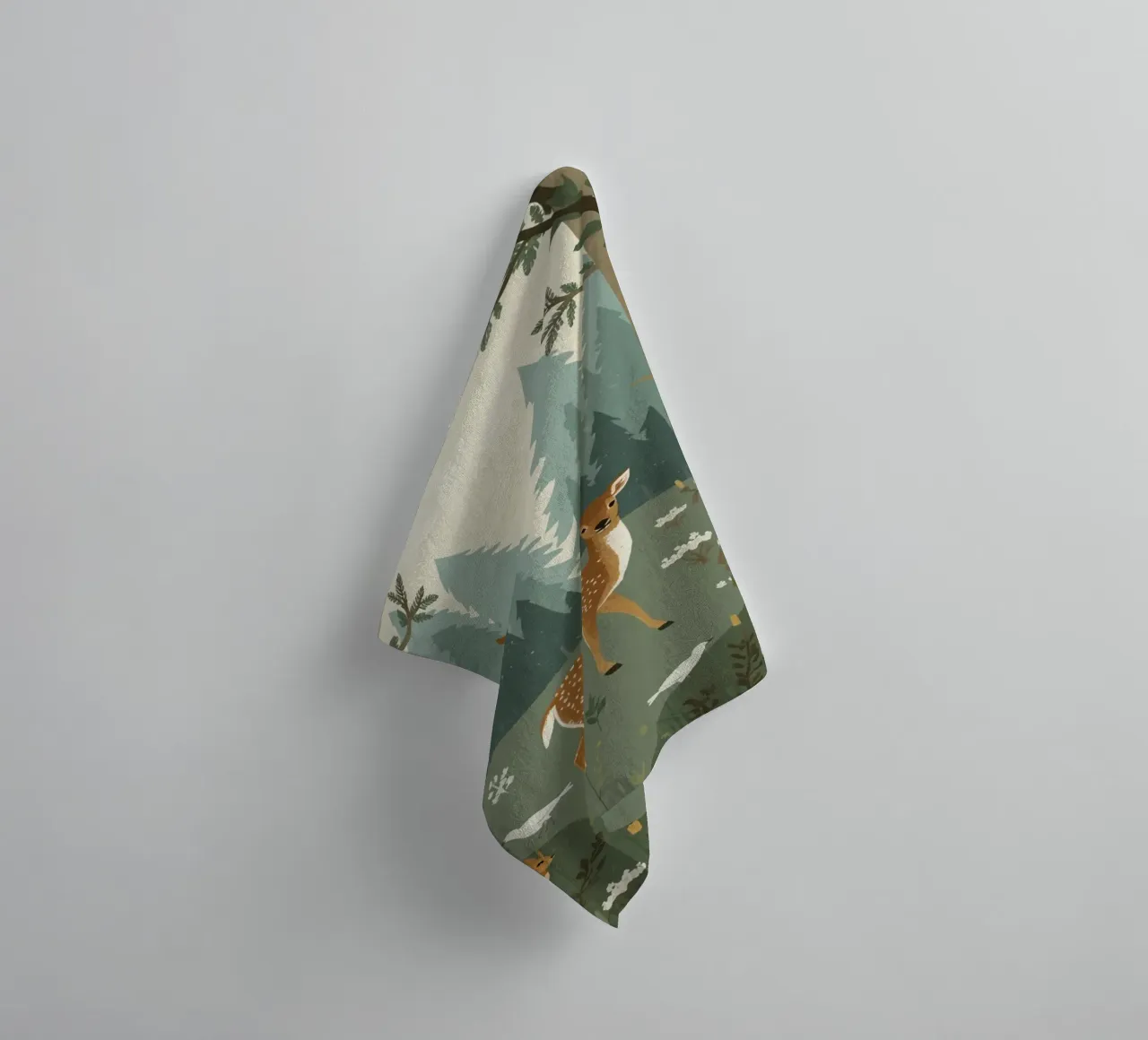 cerf entouré d'oiseaux et de lapins dans une forêt serviette de bain de DesignDoodle