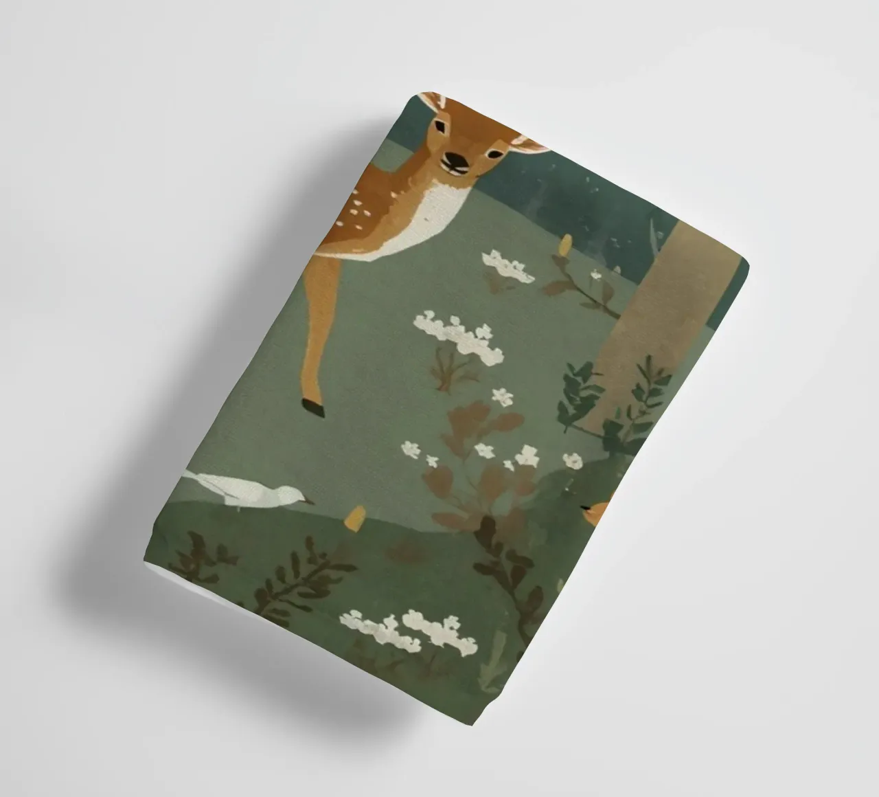 cerf entouré d'oiseaux et de lapins dans une forêt serviette de bain de DesignDoodle
