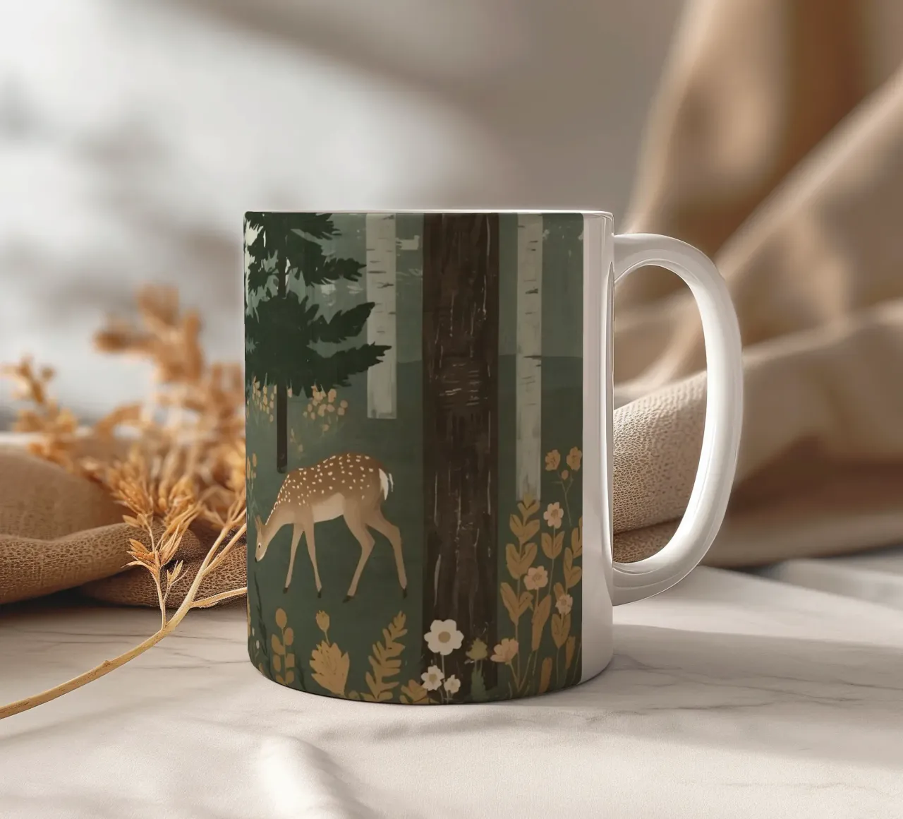Raffigurazione di due cervi con uccelli in volo in una foresta tazza in ceramica da DesignDoodle