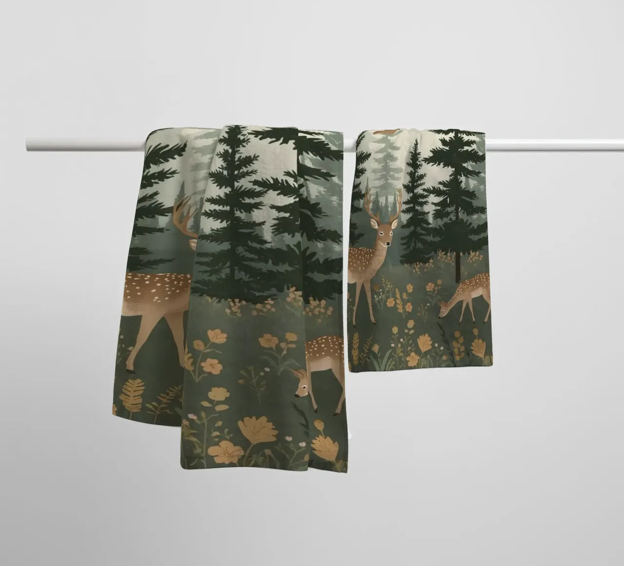 Raffigurazione di due cervi con uccelli in volo in una foresta asciugamano da bagno da DesignDoodle