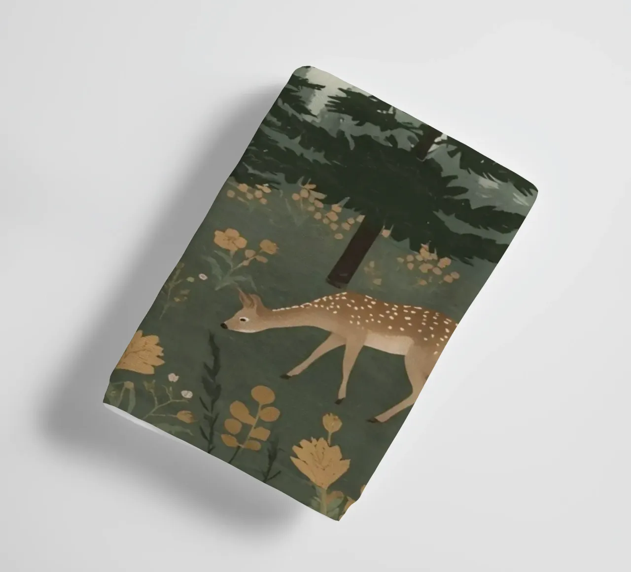 Raffigurazione di due cervi con uccelli in volo in una foresta asciugamano da bagno da DesignDoodle