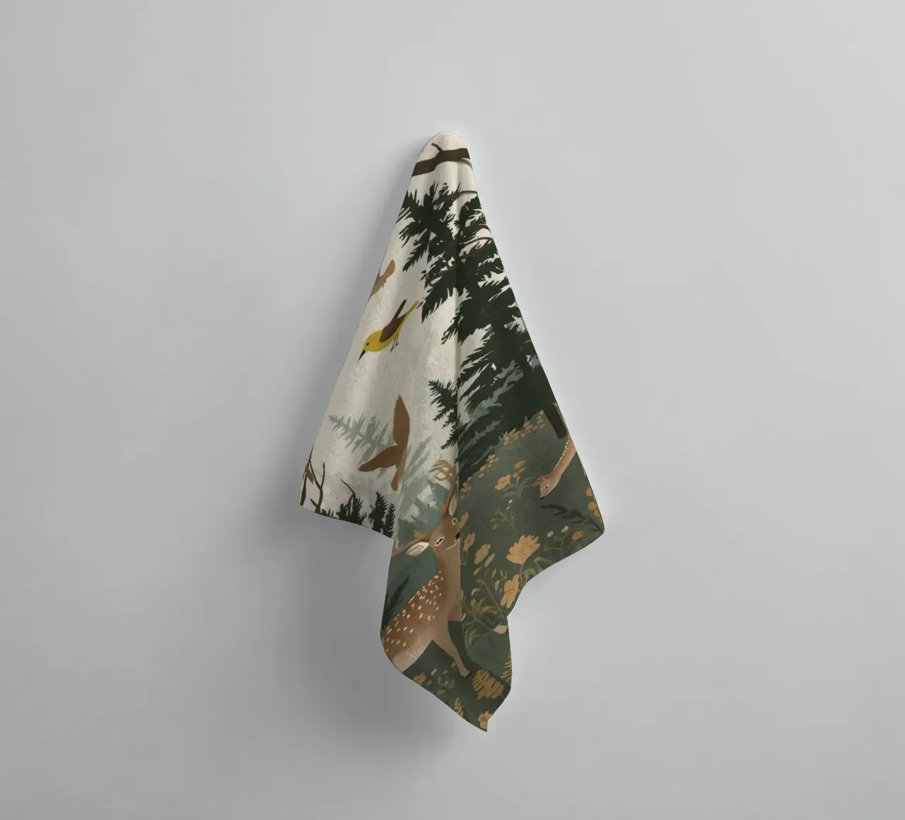 Raffigurazione di due cervi con uccelli in volo in una foresta asciugamano da bagno da DesignDoodle