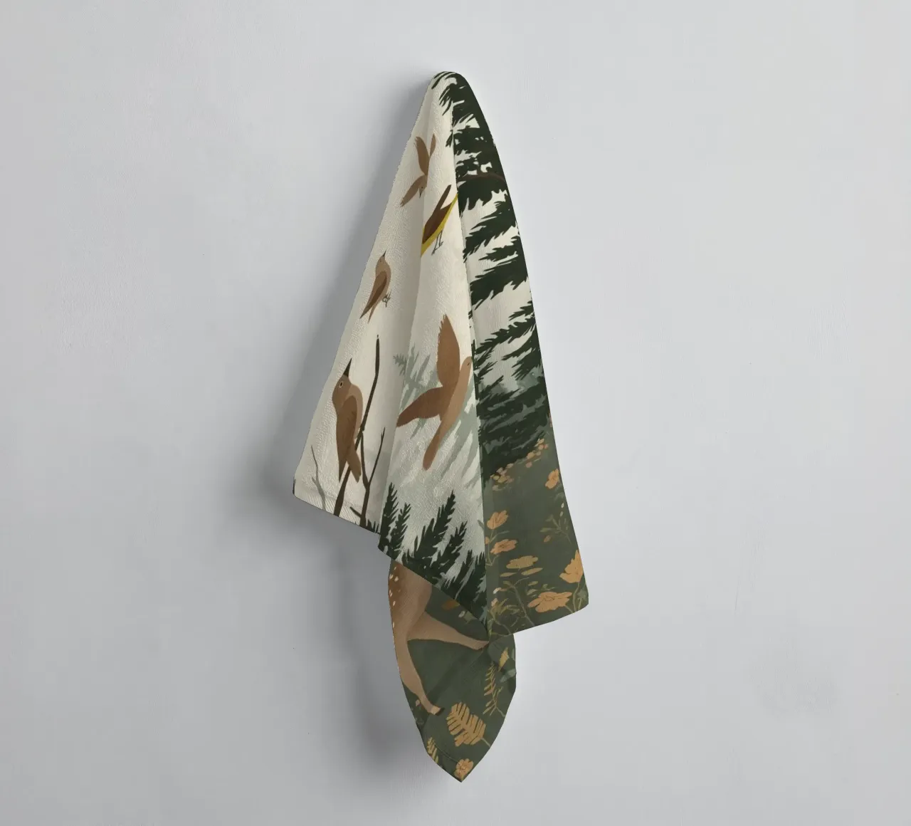 Raffigurazione di due cervi con uccelli in volo in una foresta asciugamano da bagno da DesignDoodle