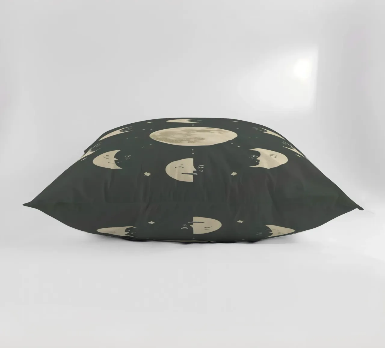 Moon faces shows full moon at center cuscino da DesignDoodle
