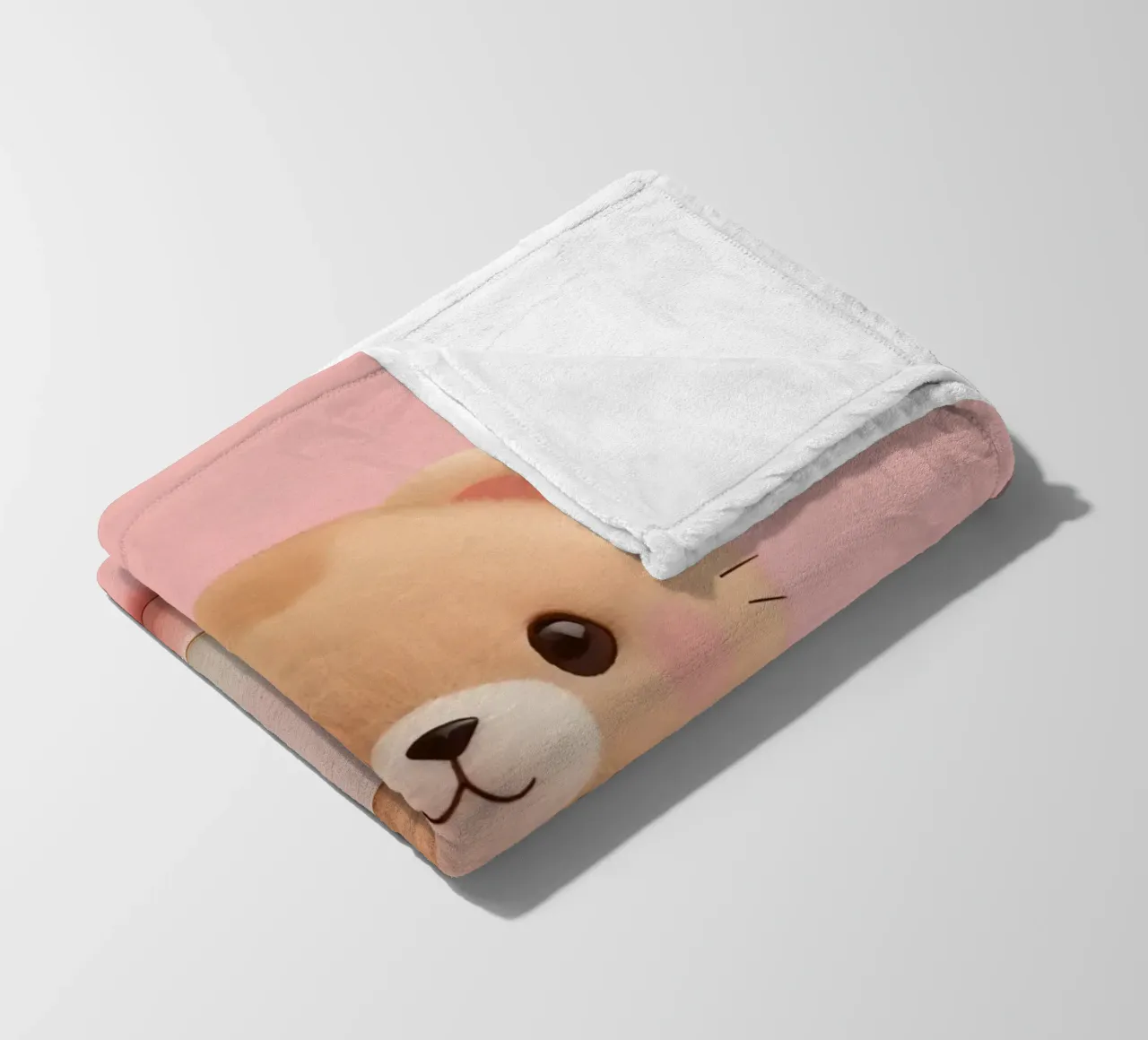 Der niedliche Plüschbär sitzt in einer weißen Teetasse auf einer passenden Sau Fleecedecke von DesignDoodle