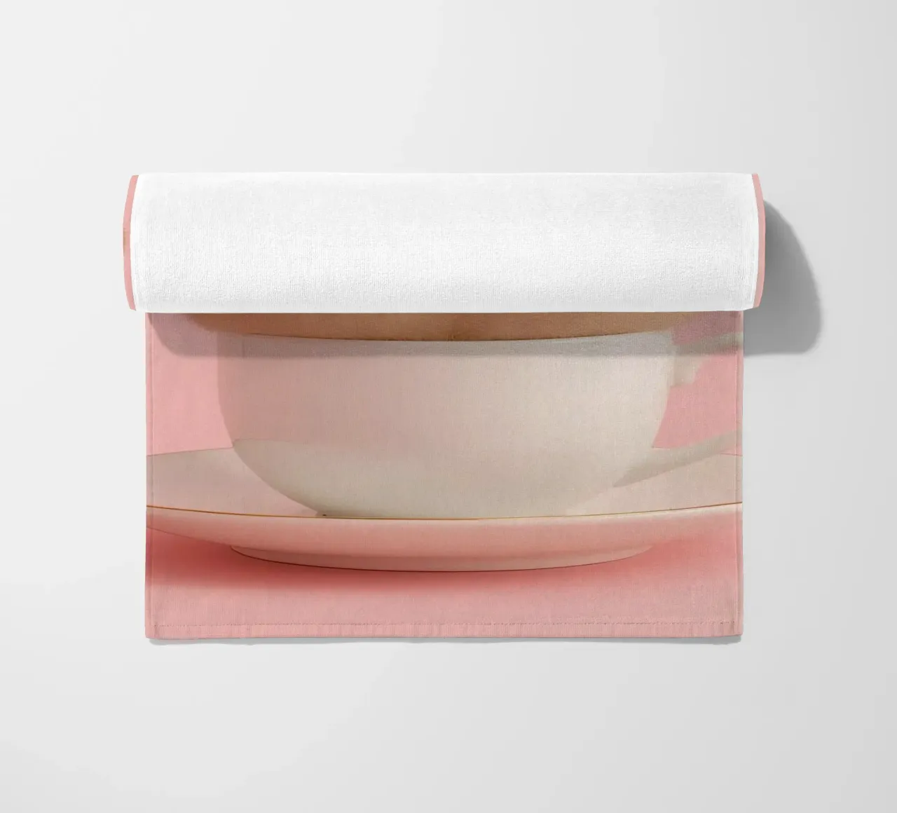 Der niedliche Plüschbär sitzt in einer weißen Teetasse auf einer passenden Sau Strandtuch von DesignDoodle