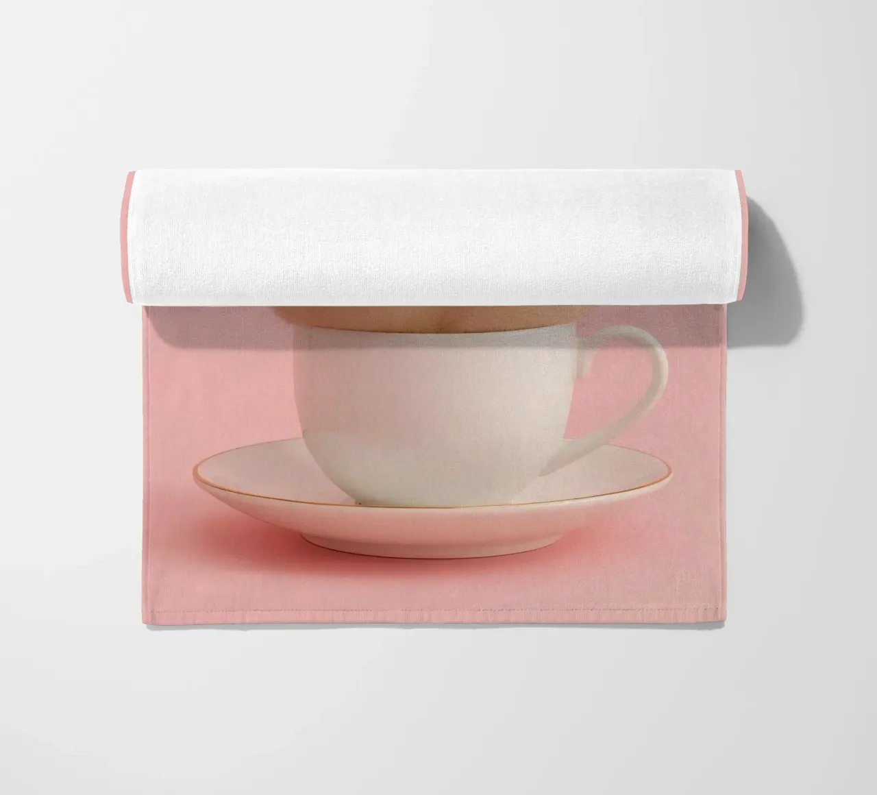 Der niedliche Plüschbär sitzt in einer weißen Teetasse auf einer passenden Sau Strandtuch von DesignDoodle