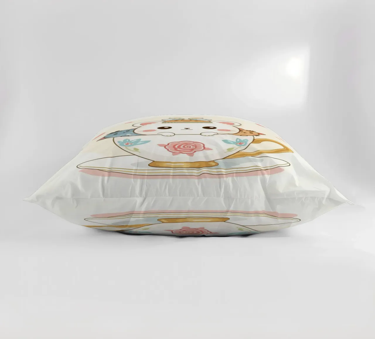 Teneri gattini all'interno di una tazza da tè decorata cuscino da DesignDoodle