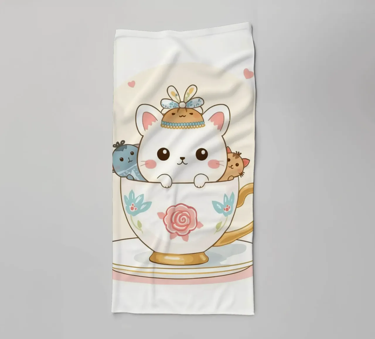 Teneri gattini all'interno di una tazza da tè decorata asciugamano da bagno da DesignDoodle