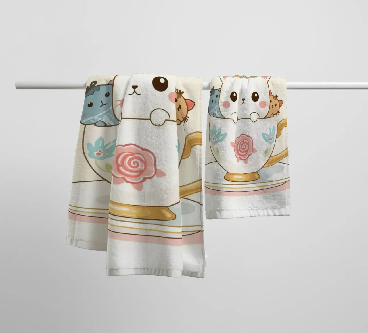 Teneri gattini all'interno di una tazza da tè decorata asciugamano da bagno da DesignDoodle