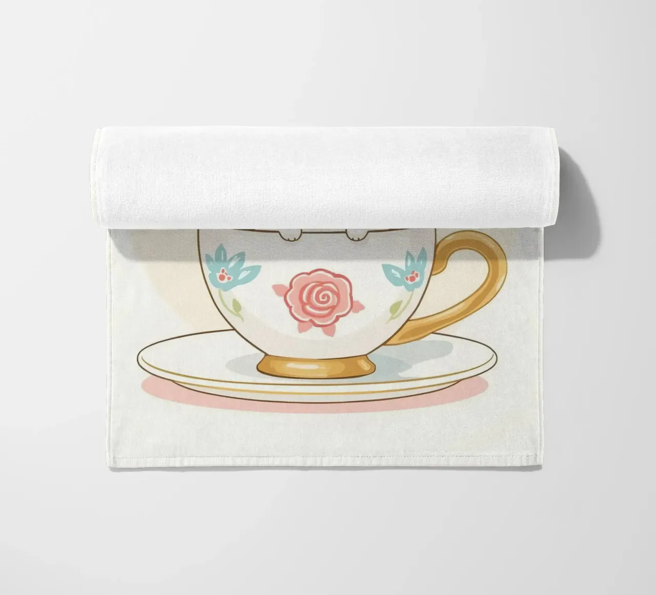 Teneri gattini all'interno di una tazza da tè decorata telo mare da DesignDoodle
