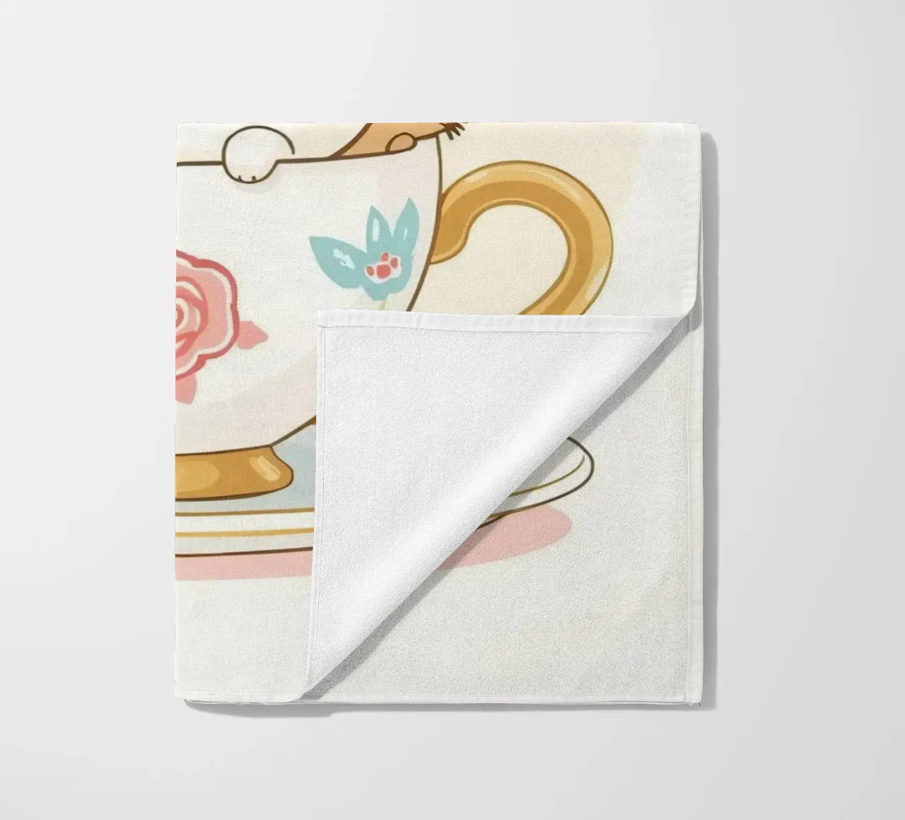 Teneri gattini all'interno di una tazza da tè decorata telo mare da DesignDoodle