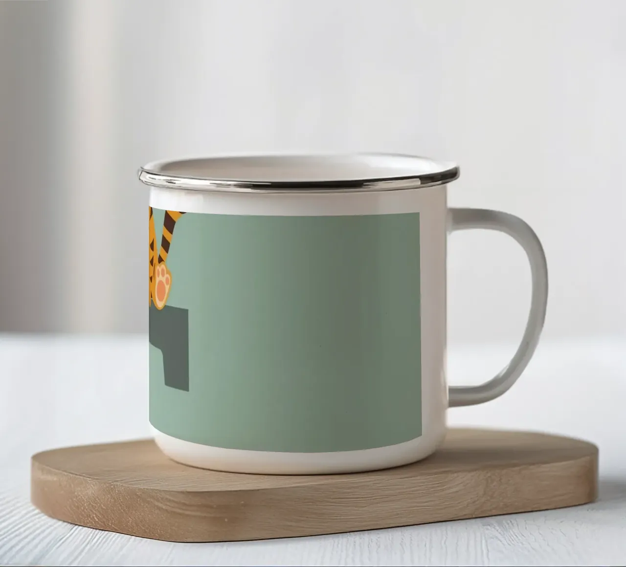 Simpatico cartone animato di una tigre seduta sulla lettera T tazza in smalto da DesignDoodle