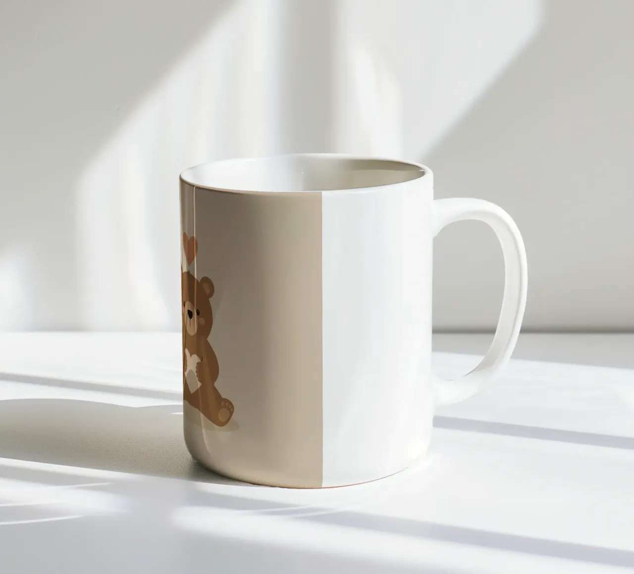 Cartone animato orso bruno è seduto e tiene il cuore tazza in ceramica da DesignDoodle