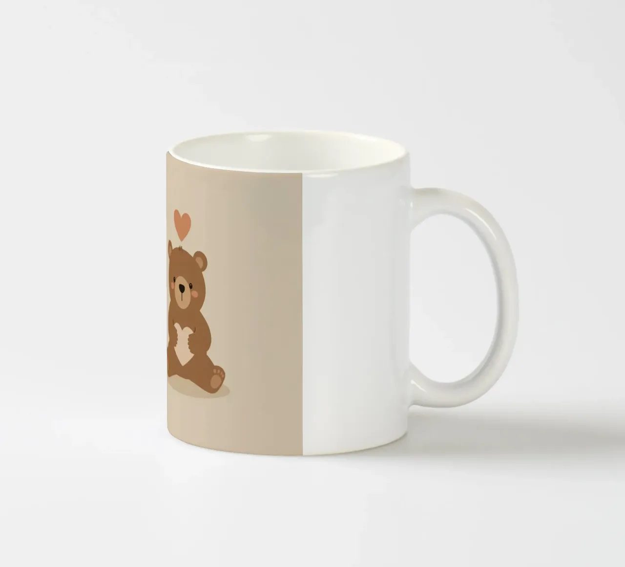 Cartone animato orso bruno è seduto e tiene il cuore tazza in ceramica da DesignDoodle