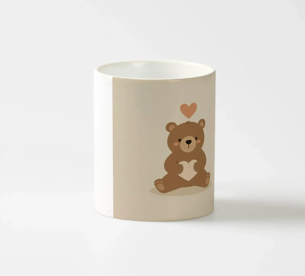 Cartone animato orso bruno è seduto e tiene il cuore tazza in ceramica da DesignDoodle