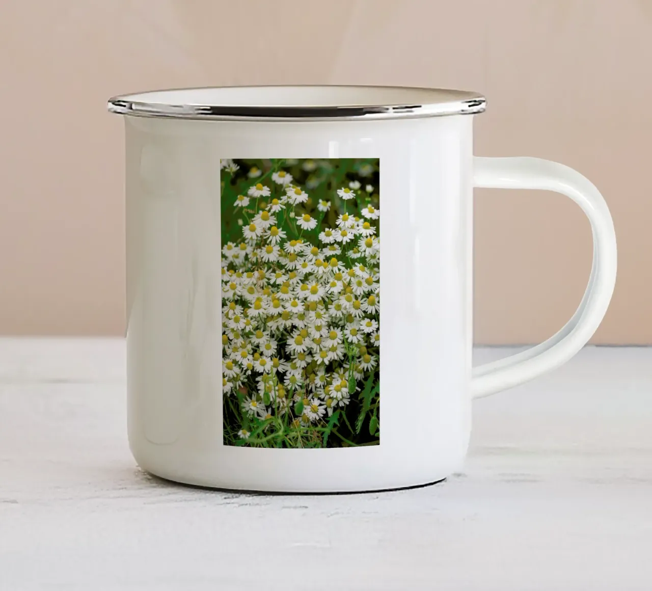 Chamomille Flowers tazza in smalto da Curious Collections by Marielle Leenders