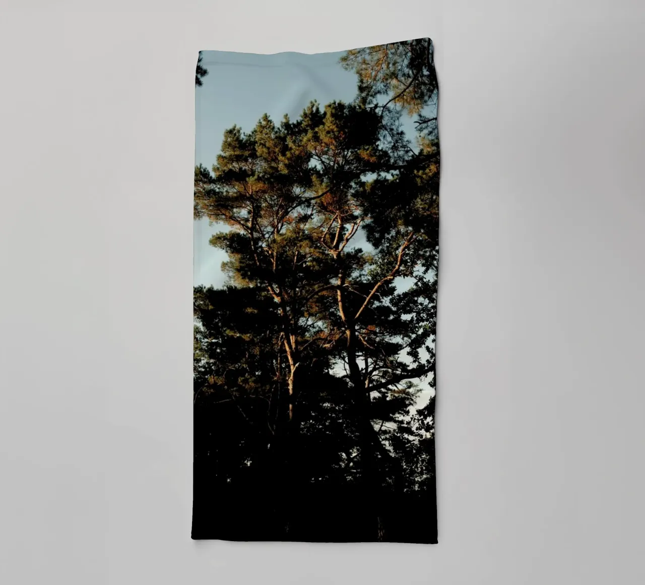 Trees And Warm Light badhanddoek van Sebastian Hilgetag