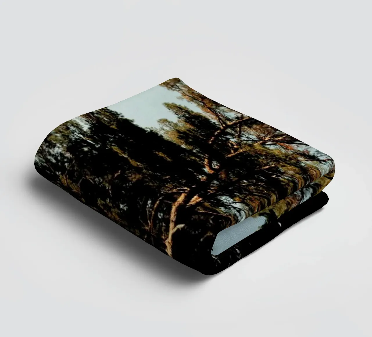 Trees And Warm Light badhanddoek van Sebastian Hilgetag