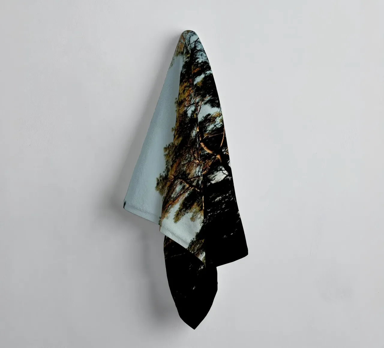 Trees And Warm Light badhanddoek van Sebastian Hilgetag