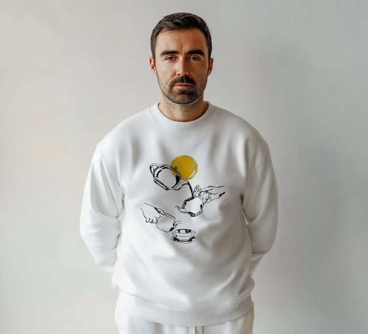 Dessin au trait minimaliste de la verseuse de thé avec le soleil jaune sweat de EDMPROJECT
