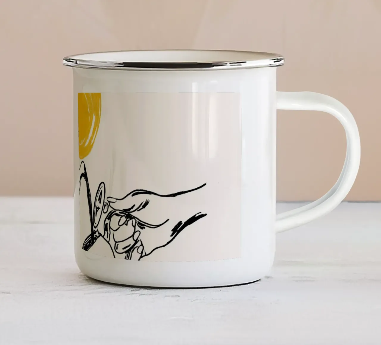 Dessin au trait minimaliste de la verseuse de thé avec le soleil jaune mug en émail de EDMPROJECT