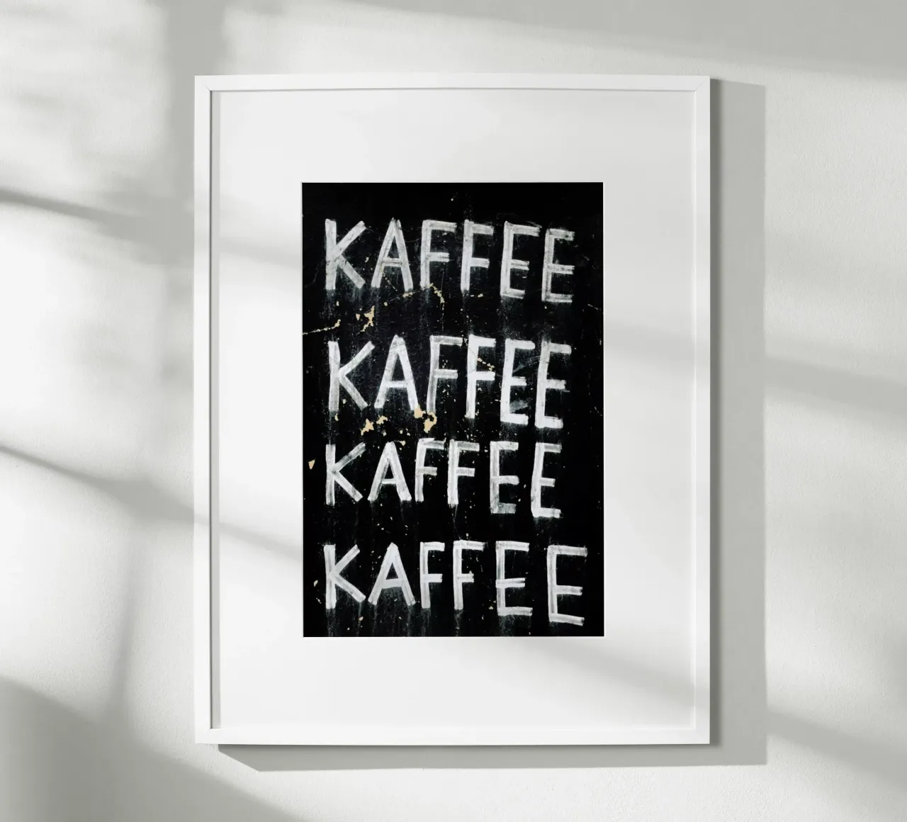 Kaffee Kaffee Kaffee poster con telaio in alluminio da Sebastian Hilgetag