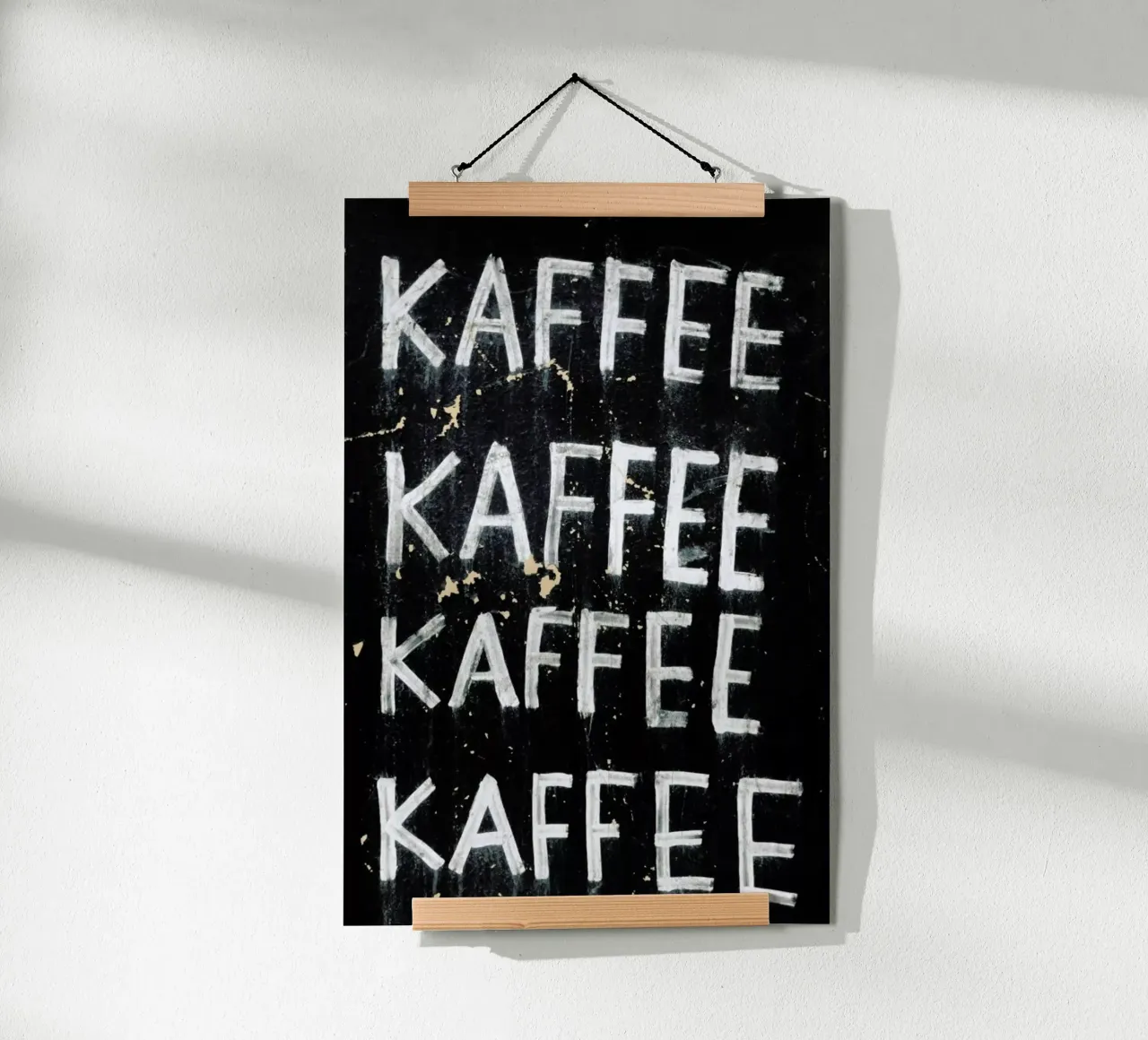 Kaffee Kaffee Kaffee poster con telaio in alluminio da Sebastian Hilgetag
