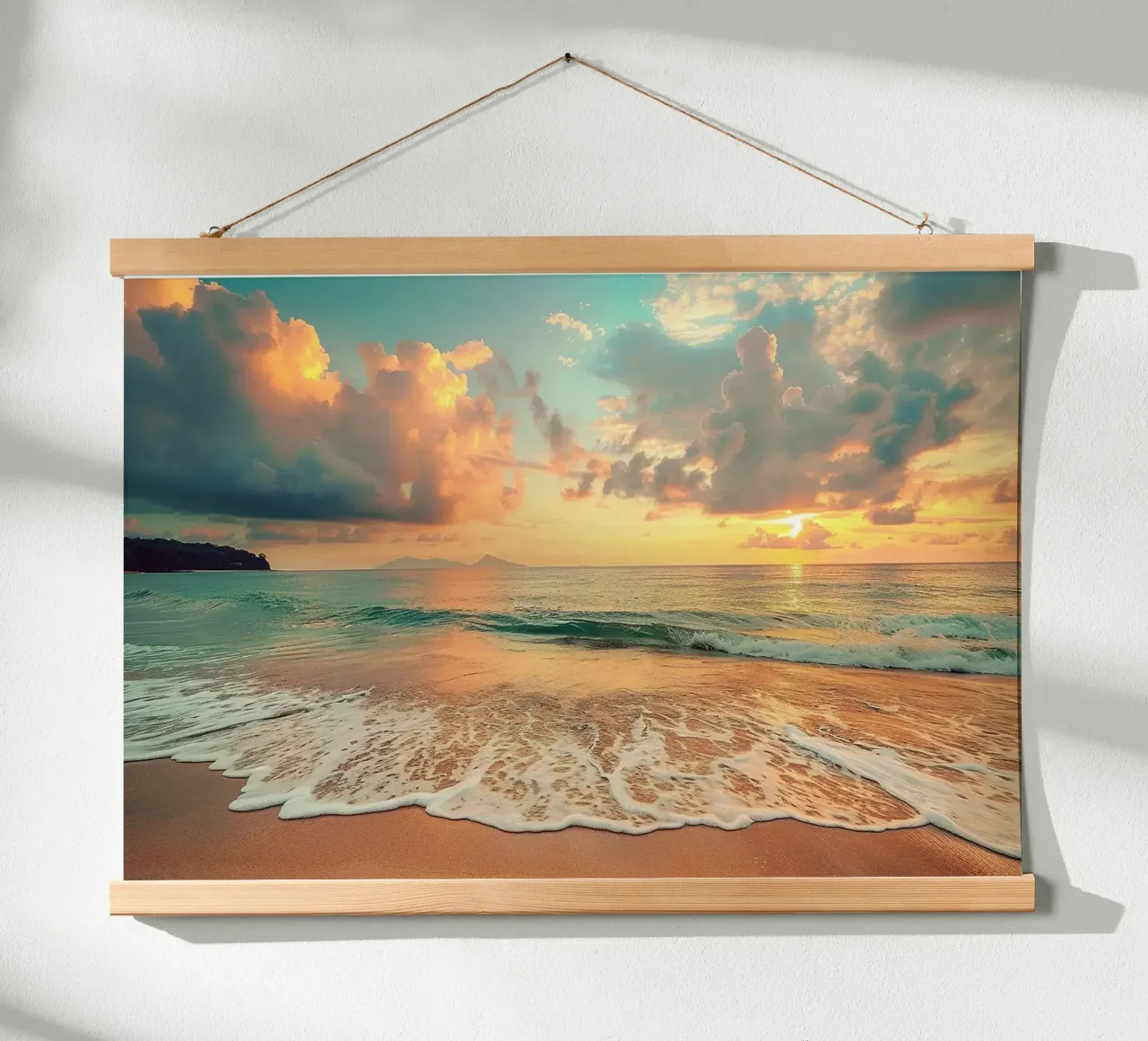 Tramonto sulla spiaggia sabbiosa del mare poster da book