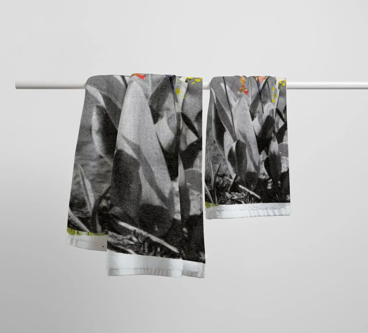 Flowers Still Life · Happy Abstraction 5 asciugamano da bagno da Marko Köppe