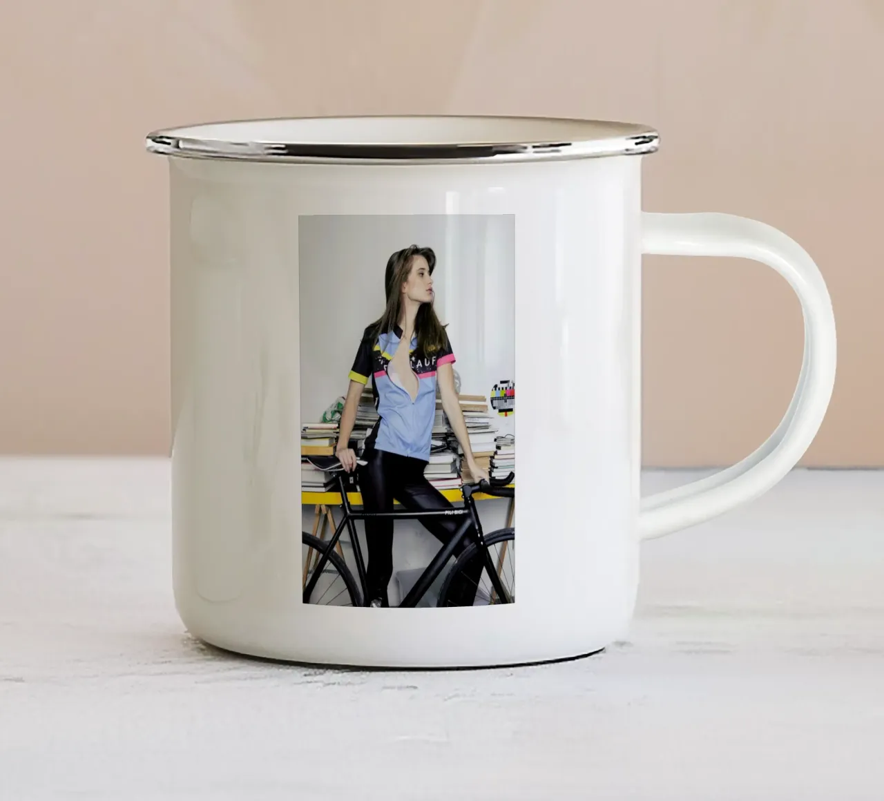 Muslauf 2 Emaille Tasse von Matevž Kosterov