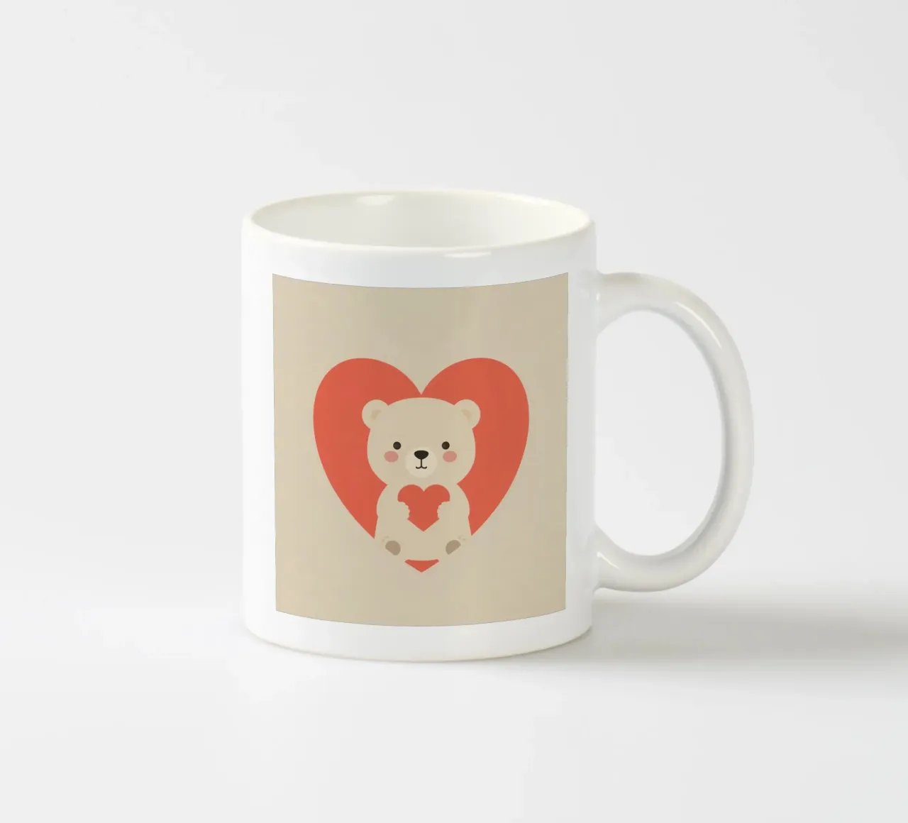 Simpatico orsetto che tiene in mano un piccolo cuore rosso tazza in ceramica da DesignDoodle